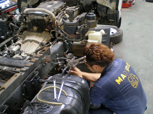 自動車の点検作業