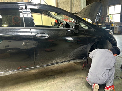 自動車の点検作業